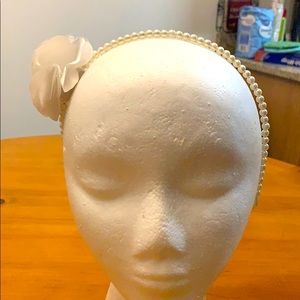 GOREGOUS white flower headband!🤍